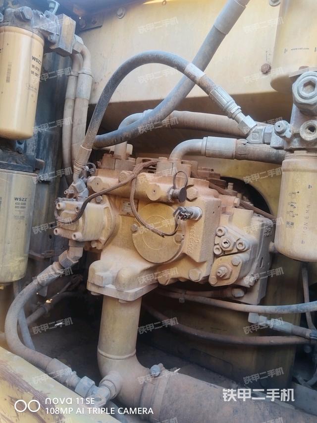 液压泵舱室正面整体（整机外观）