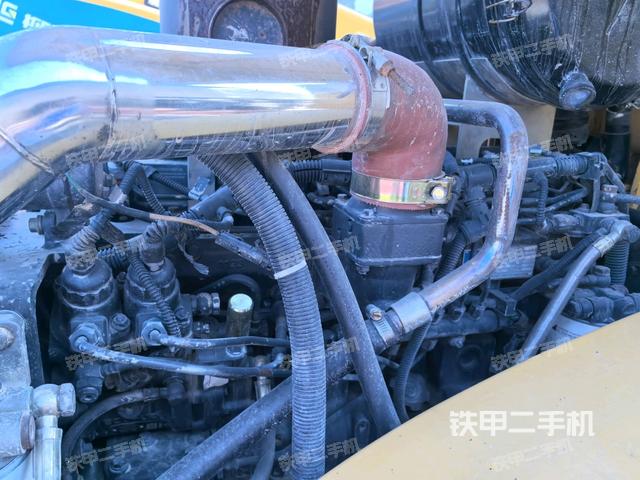 發(fā)動機左側(cè)全景（壓路機發(fā)動機艙）