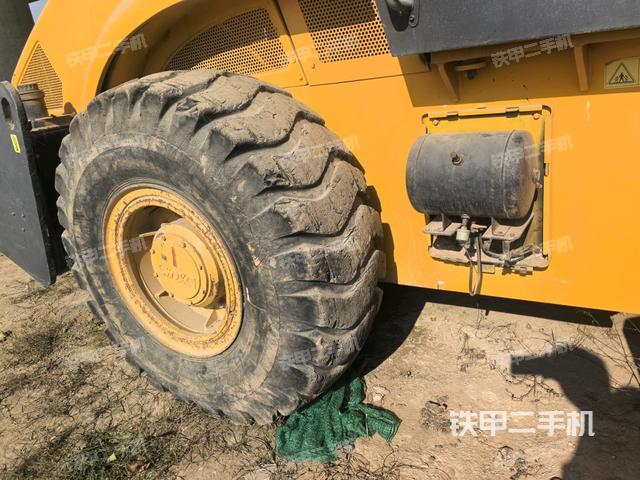 后輪右側(cè)全景（壓路機(jī)前后車架）