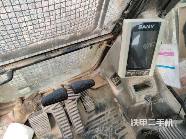 行走控制手柄和踏板?俯拍（駕駛室部分）