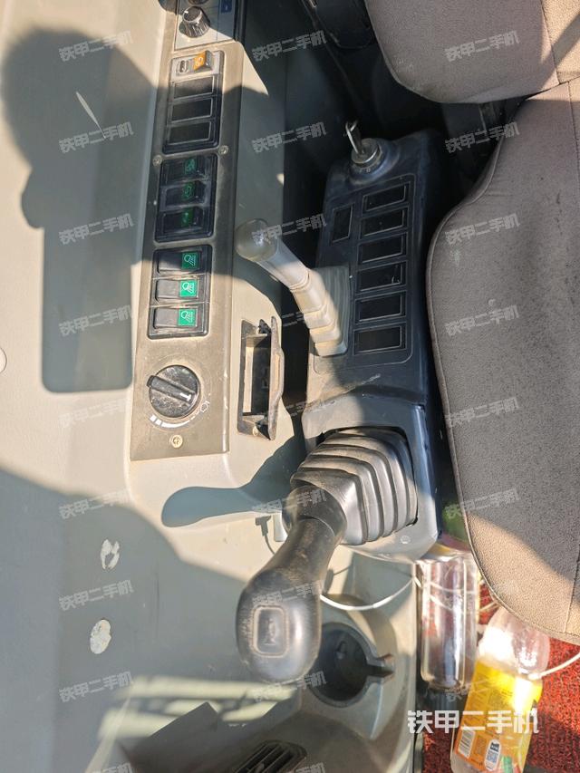 座椅左側(cè)控制臺(tái)/音響/含左手柄（駕駛室部分）