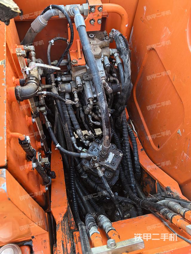 回轉(zhuǎn)馬達和主控閥（整機外觀）