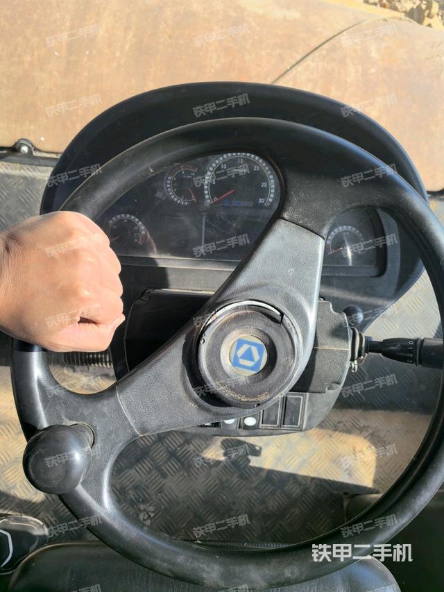 操作台全景（压路机驾驶室）