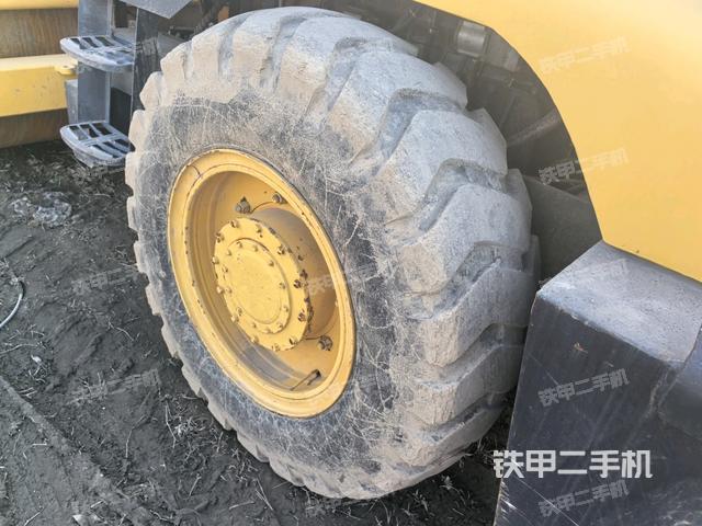 前輪左側(cè)減震塊連接及部件（壓路機(jī)前后車架）