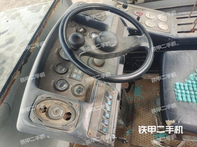 駕駛室正側(cè)（駕駛室/操作室）