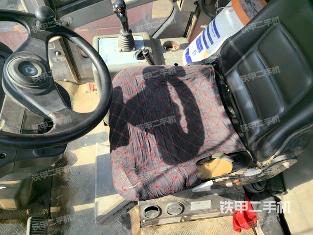 駕駛室頂蓬內(nèi)（壓路機駕駛室）