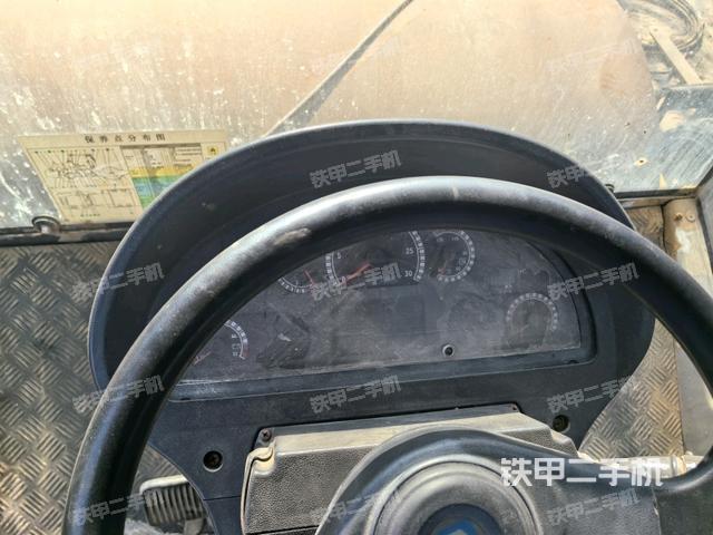 駕駛室內(nèi)座椅、儀表操作手柄全景（壓路機駕駛室）