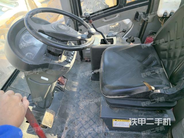 駕駛室頂蓬內(nèi)（壓路機(jī)駕駛室）