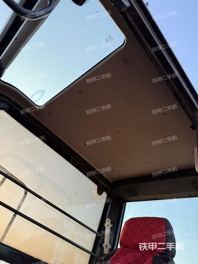 駕駛室頂部（整機外觀）
