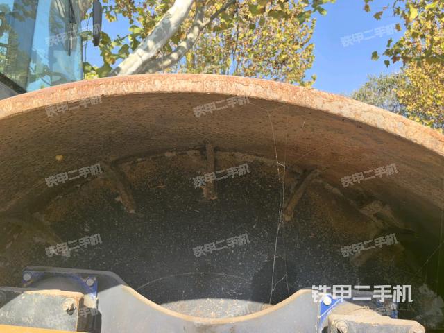 后轮左侧全景（压路机前后车架）