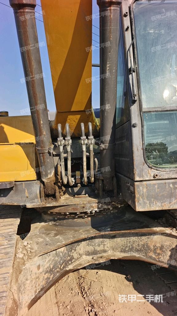 大臂油缸整体 竖拍（工作和回转装置）