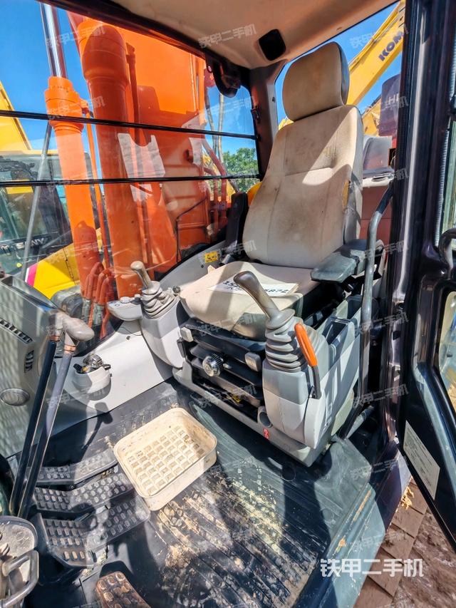 駕駛室整體（整機外觀）