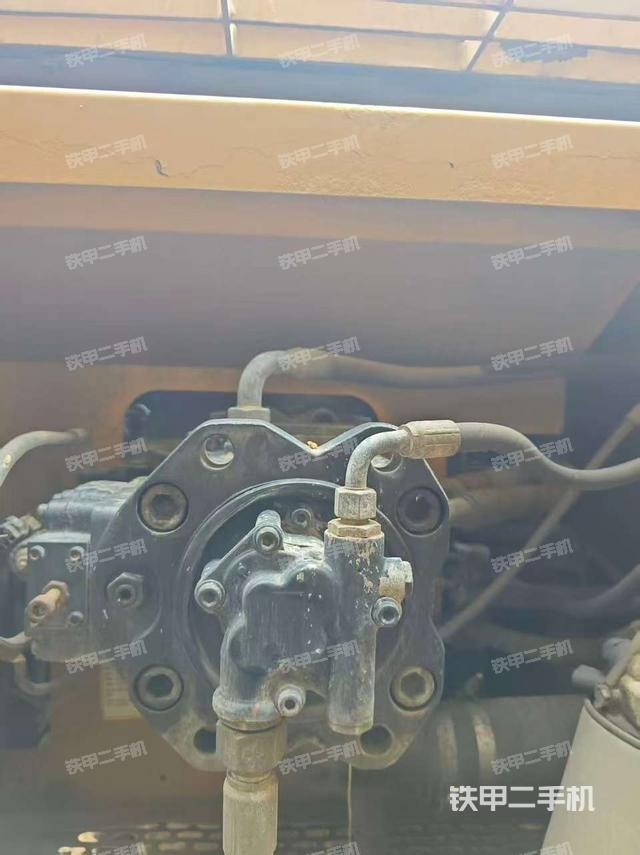 液壓泵艙室正面整體（整機外觀）