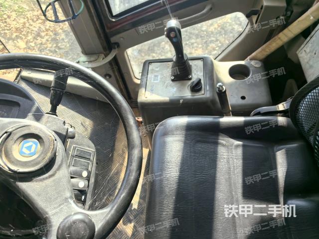 驾驶室内座椅、仪表操作手柄全景（压路机驾驶室）