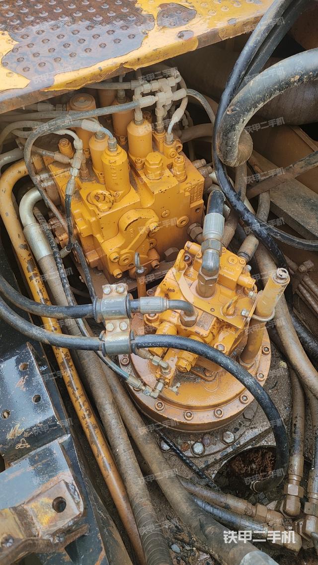 回轉(zhuǎn)馬達(dá)和主控閥（整機(jī)外觀）