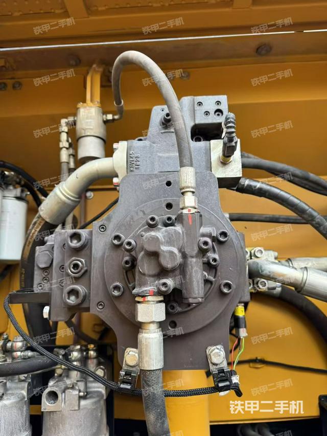 液压泵舱室正面整体（整机外观）