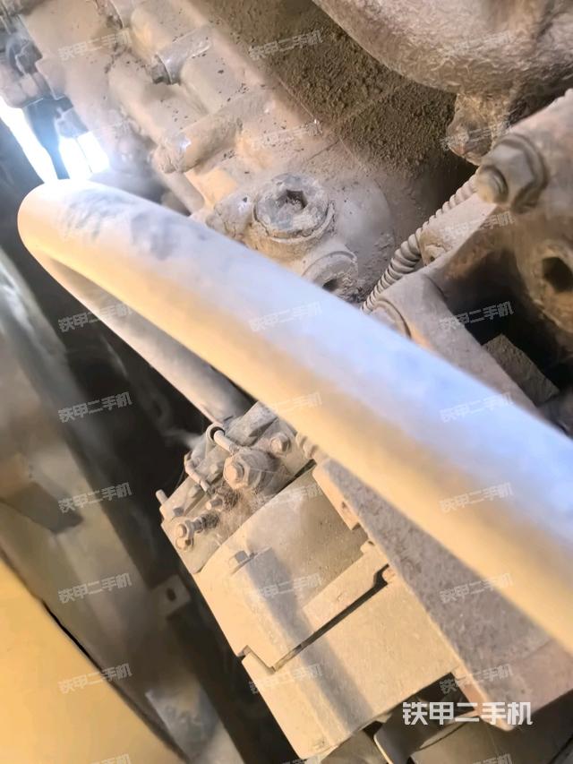 發(fā)動機(jī)上部全景（壓路機(jī)發(fā)動機(jī)艙）