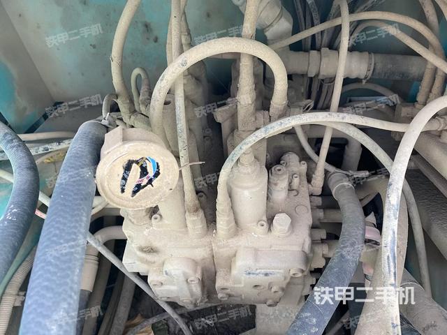 回转马达和主控阀（整机外观）