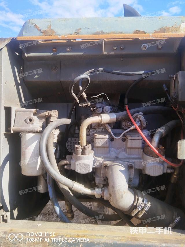 液壓泵艙室正面整體（整機外觀）