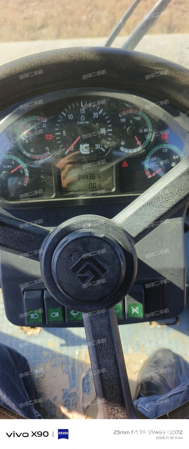 駕駛室操作臺(tái)（設(shè)備外觀及核心部件）