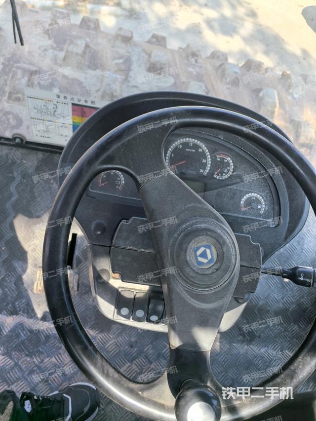 駕駛室側(cè)向上照全景（壓路機(jī)駕駛室）