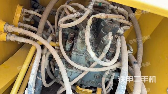 回轉(zhuǎn)馬達(dá)和主控閥（整機(jī)外觀）