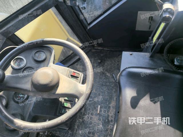 駕駛室內(nèi)座椅、儀表操作手柄全景（壓路機(jī)駕駛室）