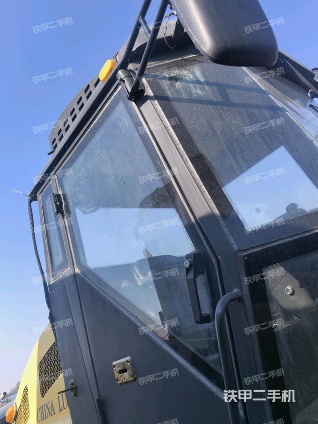 右側(cè)正面照（壓路機(jī)駕駛室）