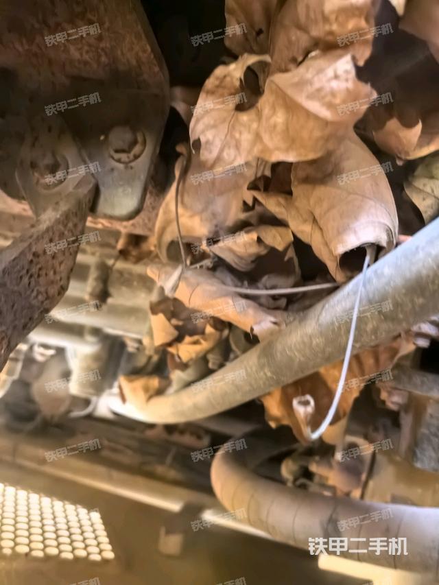 发动机左侧全景（压路机发动机舱）