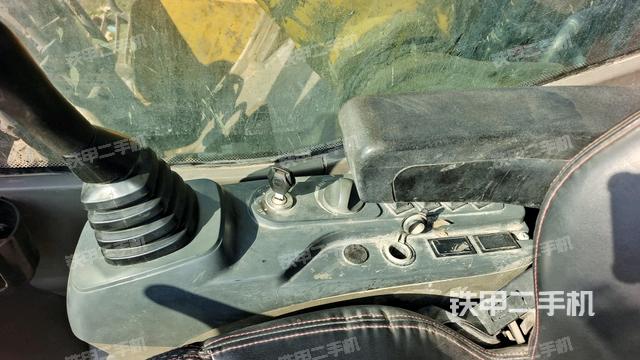 座椅右侧控制台/钥匙门/油门/含右手柄（驾驶室部分）