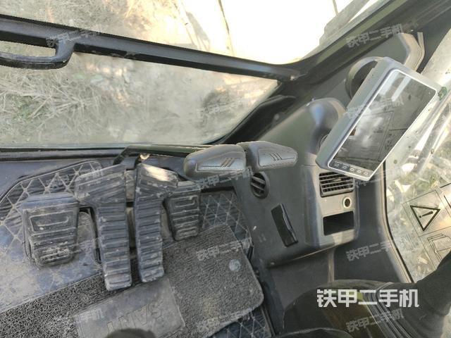 行走控制手柄和踏板?俯拍（駕駛室部分）