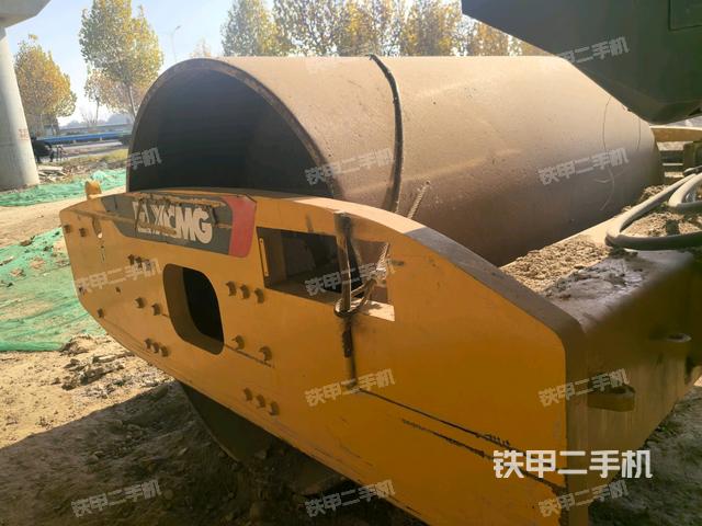 前輪右側(cè)減震塊連接及部件（壓路機(jī)前后車架）