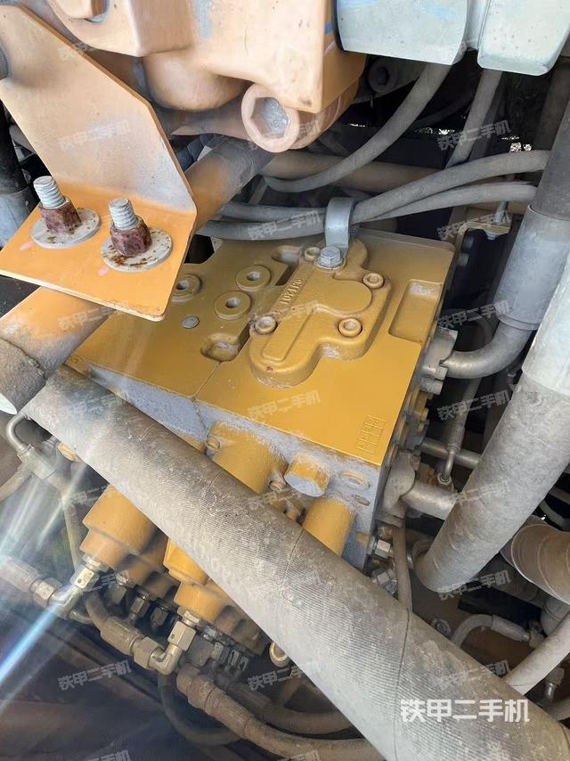 回轉(zhuǎn)馬達(dá)和主控閥（整機(jī)外觀）