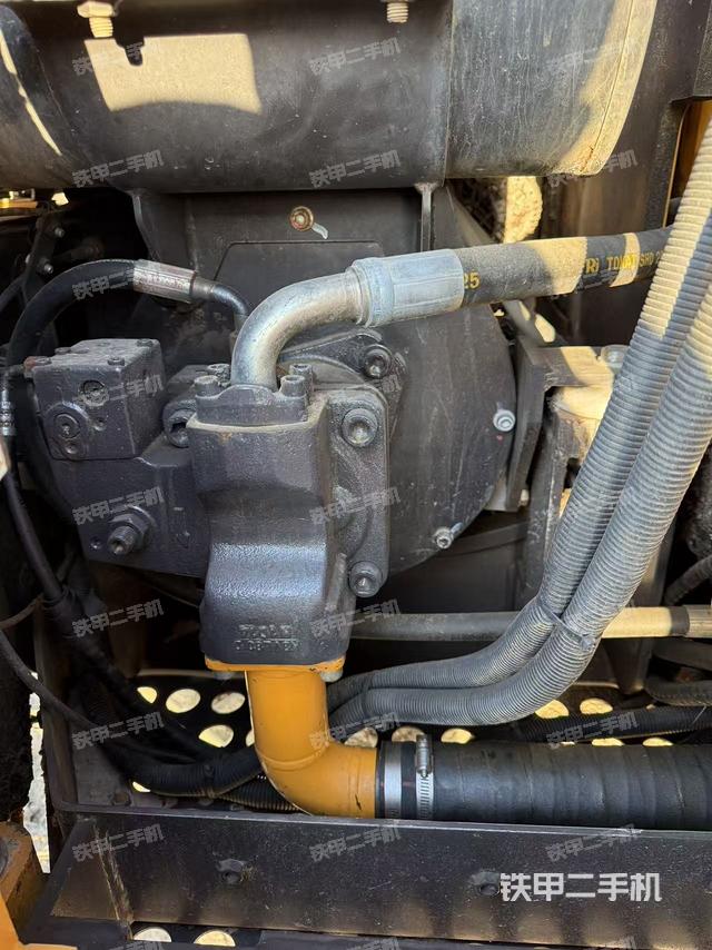 液壓泵艙室正面整體（整機外觀）