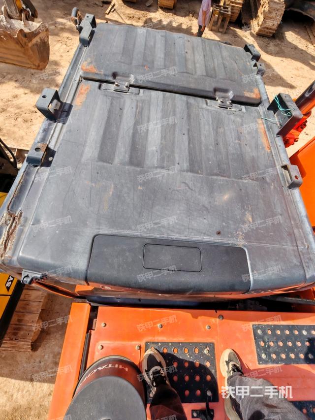 駕駛室頂部（整機外觀）