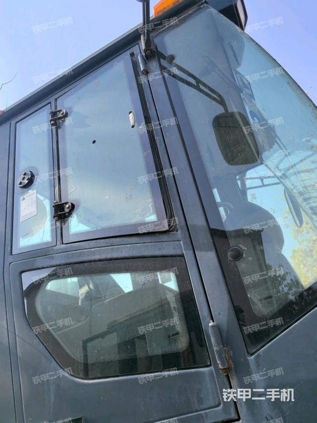 左側(cè)正面照（壓路機(jī)駕駛室）