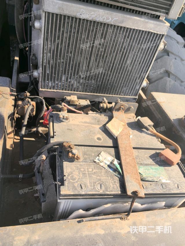 發(fā)動機(jī)艙液壓泵全景（壓路機(jī)發(fā)動機(jī)艙）