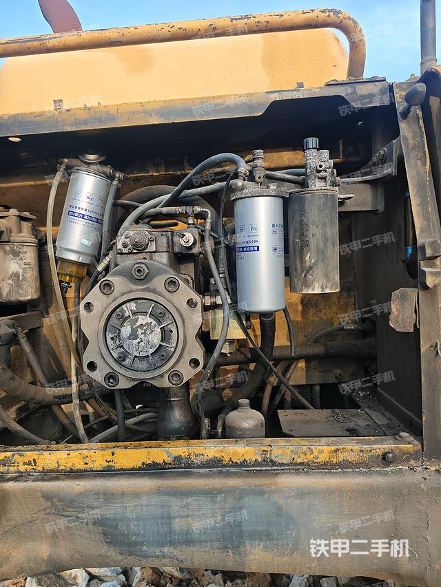 液壓泵艙室正面整體（整機外觀）