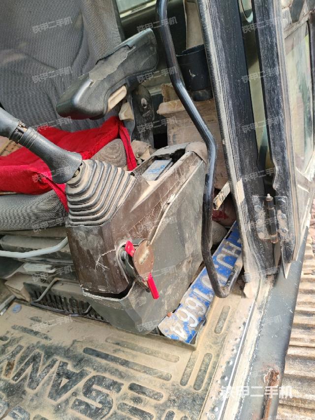 座椅左側(cè)控制臺/音響/含左手柄（駕駛室部分）