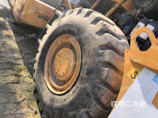 后輪左側(cè)全景（壓路機(jī)前后車(chē)架）