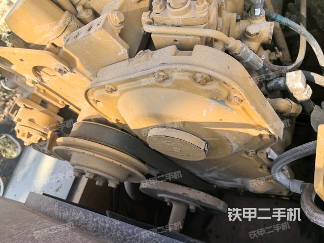 發(fā)動機(jī)上部全景（壓路機(jī)發(fā)動機(jī)艙）