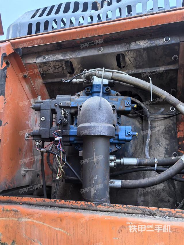 液壓泵艙室正面整體（整機(jī)外觀）