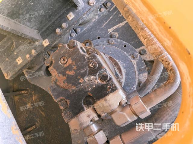 后輪左側(cè)全景（壓路機前后車架）