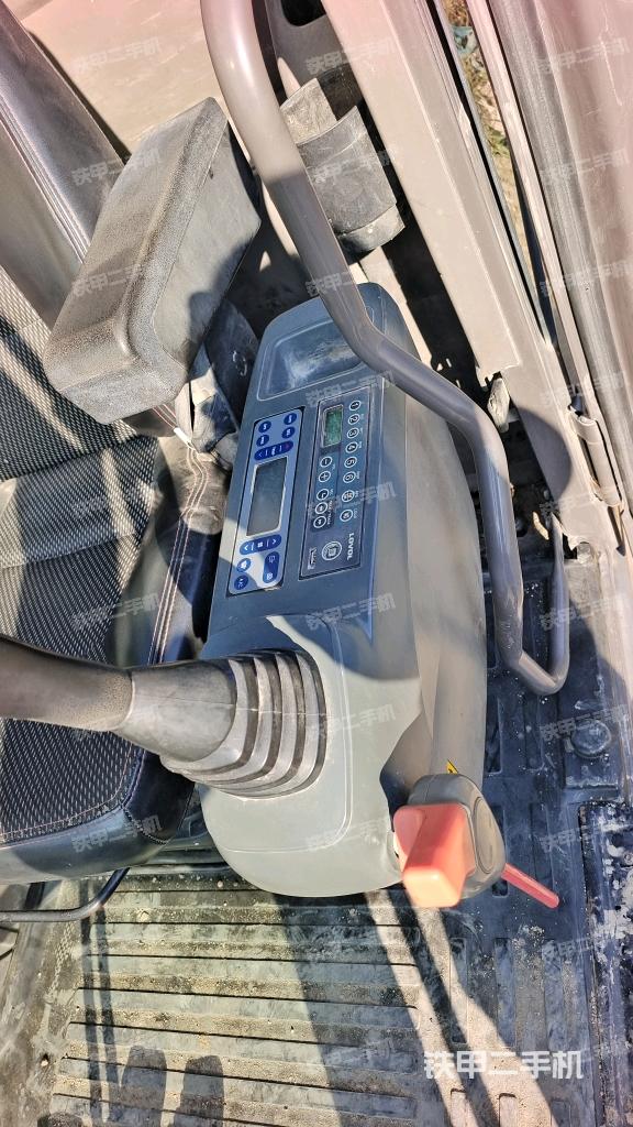 座椅左侧控制台/音响/含左手柄（驾驶室部分）