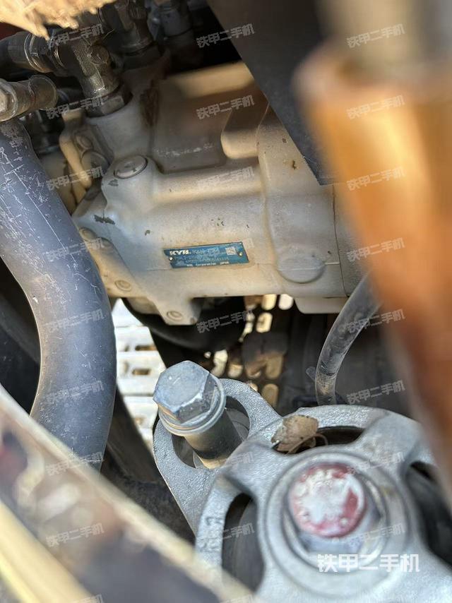 液壓泵艙室正面整體（整機外觀）