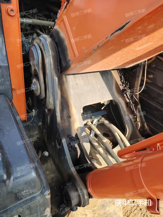 回轉(zhuǎn)馬達(dá)和主控閥（整機(jī)外觀）