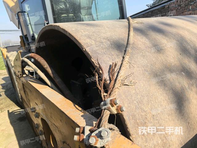 前車(chē)架正右側(cè)（壓路機(jī)前后車(chē)架）