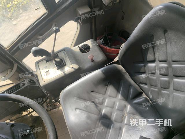 駕駛室內(nèi)座椅、儀表操作手柄全景（壓路機(jī)駕駛室）