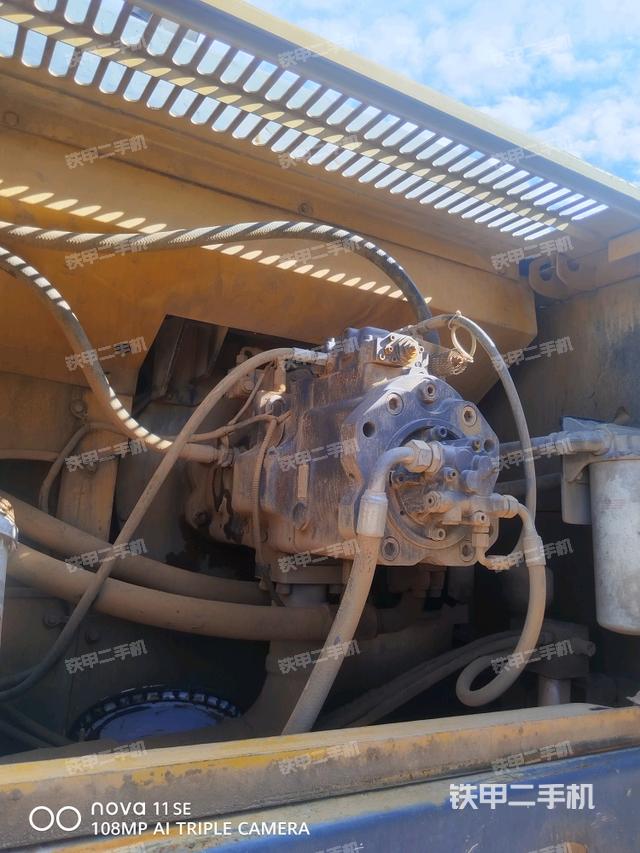 液壓泵艙室正面整體（整機外觀）