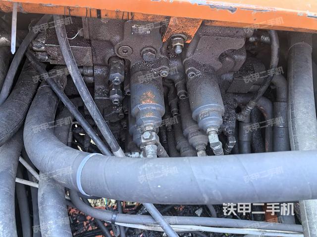 回轉(zhuǎn)馬達(dá)和主控閥（整機(jī)外觀）